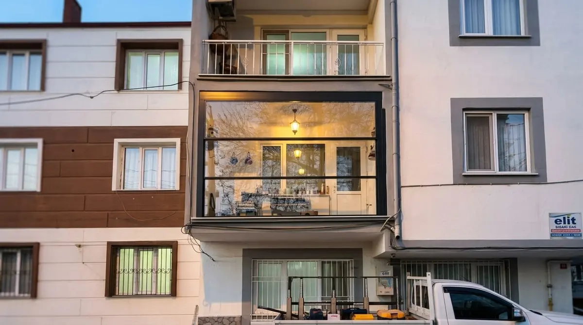Aydınlatmalı giyotin cam balkon